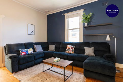 PET FRIENDLY FAMILY HOME WILLOUGHBY - Sunshine Coast Guide 2