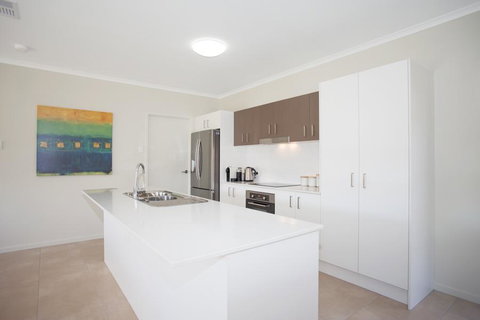 Petrie Beach Holiday Home - Sunshine Coast Guide 3