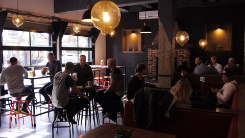 Pint On Punt Backpackers - Sunshine Coast Guide 0