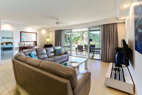 POINCIANA 101 HAMILTON ISLAND CENTRALLY LOCATED 3 BEDROOM, Plus BUGGY!! - Sunshine Coast Guide 2
