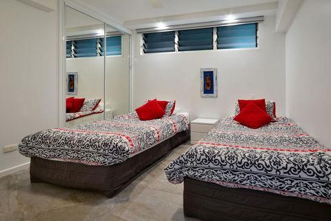 POINCIANA 101 HAMILTON ISLAND CENTRALLY LOCATED 3 BEDROOM, Plus BUGGY!! - Sunshine Coast Guide 1