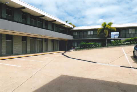 PRECINCT HOTEL GLADSTONE - Sunshine Coast Guide 0