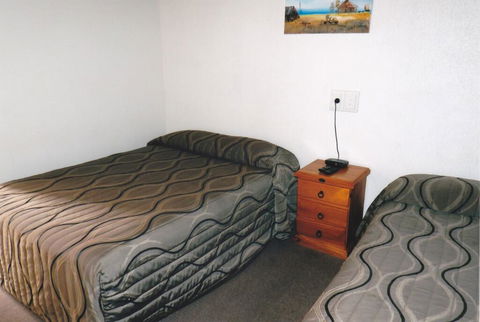 PRECINCT HOTEL GLADSTONE - Sunshine Coast Guide 2