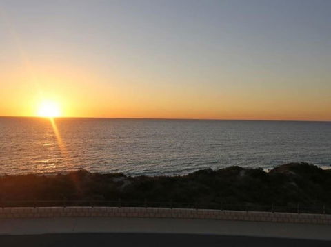 Quinns Beach Stay One - Sunshine Coast Guide 0