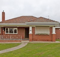 Red Brick Beauty - Central Cottage - Sunshine Coast Guide