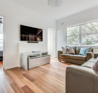 Renovated art deco flat close to city and harbour - Sunshine Coast Guide