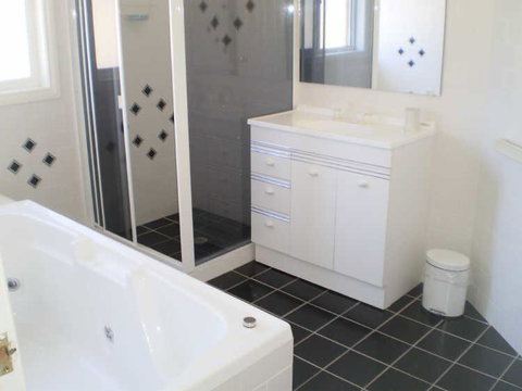 Retreat On Surf Beach - Sunshine Coast Guide 3