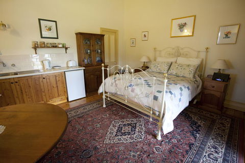 Robe House B&B - Sunshine Coast Guide 1