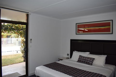 Roundhouse Motel - Sunshine Coast Guide 2