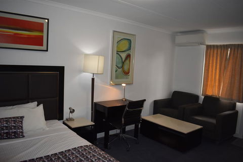 Roundhouse Motel - Sunshine Coast Guide 1