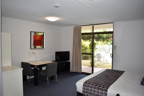Roundhouse Motel - Sunshine Coast Guide 3