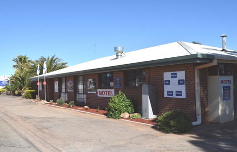 Roundhouse Motel - Sunshine Coast Guide 0