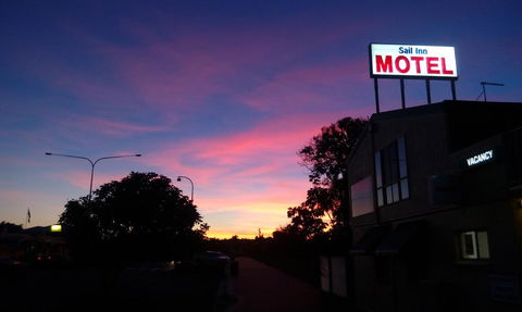 Sail Inn Motel - Sunshine Coast Guide 3