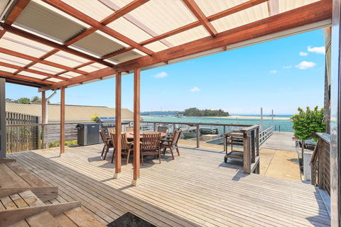 Sail On In Boatshed - Sunshine Coast Guide 2