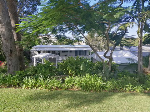 Sapphire Beach Pet Friendly Beach 5 Minute Walk - Sunshine Coast Guide 0