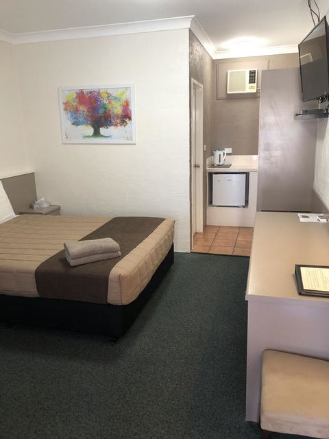 Sapphire City Motor Inn - Sunshine Coast Guide 2