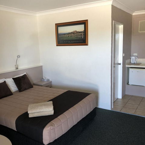 Sapphire City Motor Inn - Sunshine Coast Guide 3