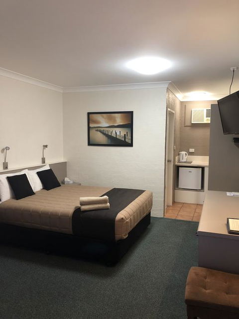Sapphire City Motor Inn - Sunshine Coast Guide 1