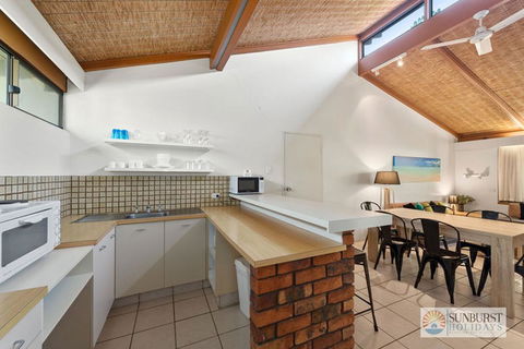 Sapphire Owl - Sunshine Coast Guide 1
