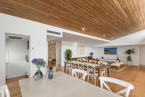 Sea La Vie #2 Luxury Apartment In Coffs Harbour Jetty With Pool, Views And Walking Distance To The Beach! - Sunshine Coast Guide 0