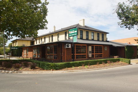 Seaton Arms Motor Inn - Sunshine Coast Guide 0