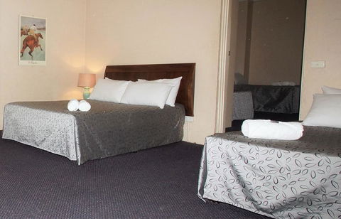 Seaton Arms Motor Inn - Sunshine Coast Guide 2