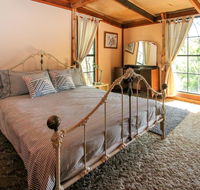 Shady Creek Eco Cabin Peaceful Country Getaway - Sunshine Coast Guide