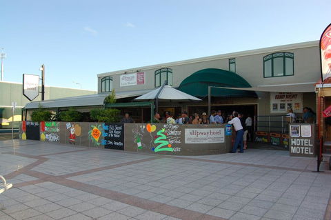 Slipway Hotel Motel - Sunshine Coast Guide 0
