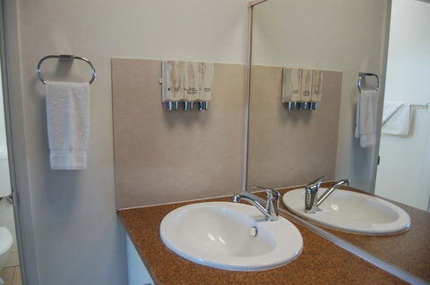 Slipway Hotel Motel - Sunshine Coast Guide 3
