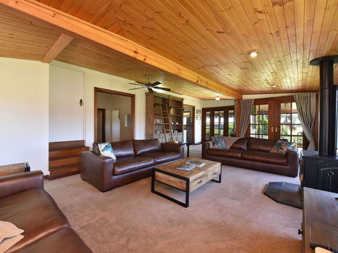 Soldiers Cottage Picturebook Vineyard Home - Sunshine Coast Guide 3