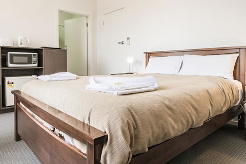 Somerset Hotel - Sunshine Coast Guide 0