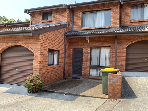Spacious Townhouse In Wollongong - Sunshine Coast Guide 3