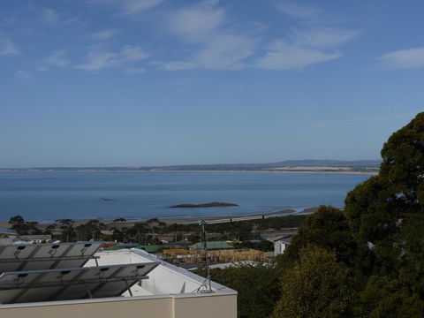 Spectacular Holiday Living - Sunshine Coast Guide 2