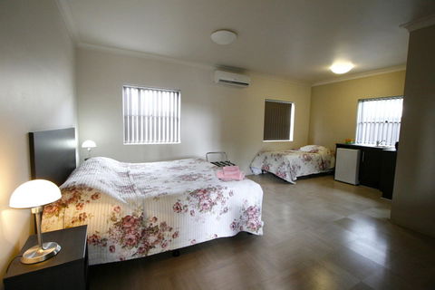 Station Hotel Motel Kurri - Sunshine Coast Guide 2