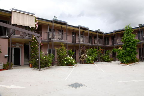 Station Hotel Motel Kurri - Sunshine Coast Guide 0