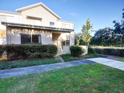 Stunning Holiday Townhouse - Sunshine Coast Guide 0