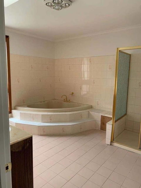 Stylish Bedroom In Bentleigh East - Sunshine Coast Guide 3