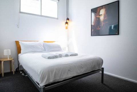 Stylish Warehouse Convert 2 Bedroom Apartment - Sunshine Coast Guide 3