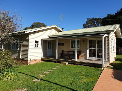 Sutton Forest Cottage - Sunshine Coast Guide 0