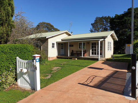 Sutton Forest Cottage - Sunshine Coast Guide 1