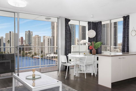Sweeping Views Of Surfers Paradise And Chevron Island - Sunshine Coast Guide 1