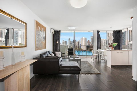 Sweeping Views Of Surfers Paradise And Chevron Island - Sunshine Coast Guide 0