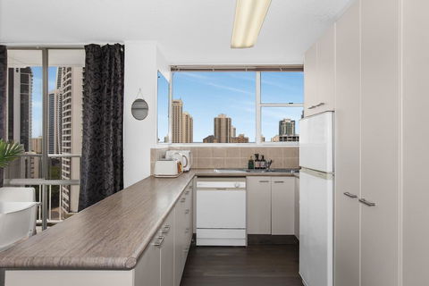 Sweeping Views Of Surfers Paradise And Chevron Island - Sunshine Coast Guide 3