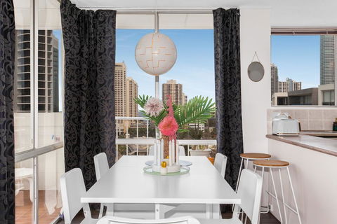 Sweeping Views Of Surfers Paradise And Chevron Island - Sunshine Coast Guide 2