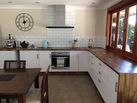 TAKURA HEIGHTS Modern Country Apartment With Pool Access - Sunshine Coast Guide 2