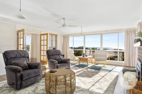 TASSIE SEASIDE SERENITY - L'Abode Accommodation - Sunshine Coast Guide 0