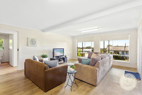 TASSIE SEASIDE SERENITY - L'Abode Accommodation - Sunshine Coast Guide 1