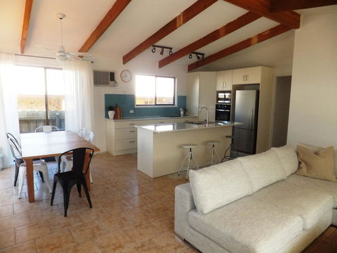 TERRIFIC ON TAMARA CRESCENT - Sunshine Coast Guide 3