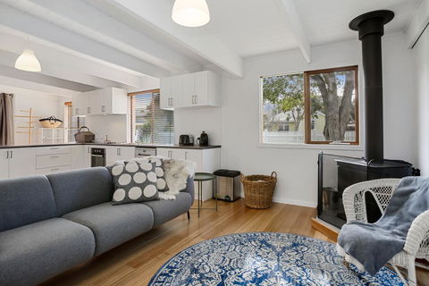 THE ASHMAN HOUSE - Modern And Close To Town - Sunshine Coast Guide 1