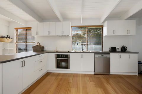 THE ASHMAN HOUSE - Modern And Close To Town - Sunshine Coast Guide 2